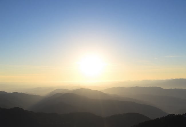 Serenidade nas Montanhas ao Amanhecer